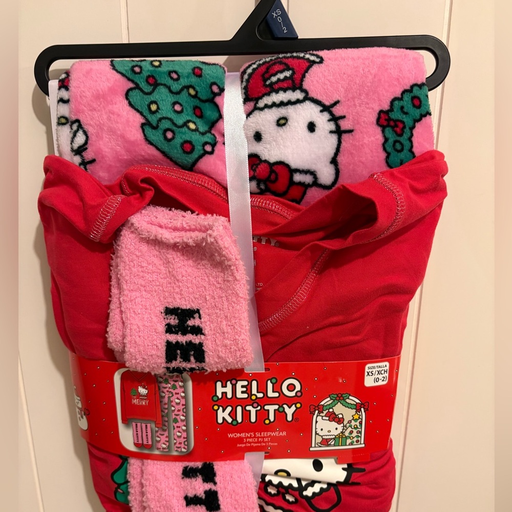 NEW Hello Kitty 3 Piece Sleepwear Set in Christmas Pattern